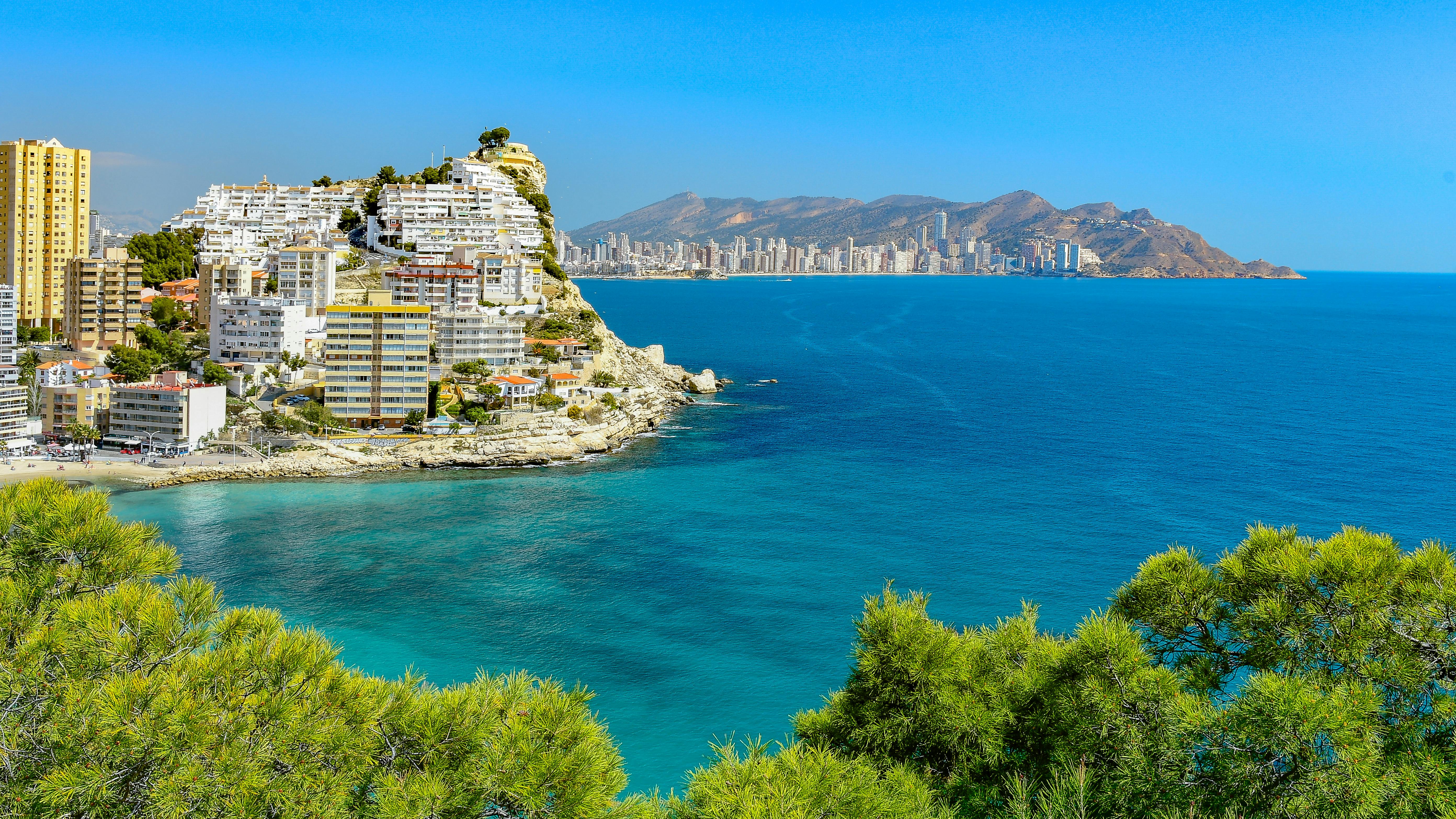 Panorámica premium de la costa de Alicante y su estilo de vida mediterráneo